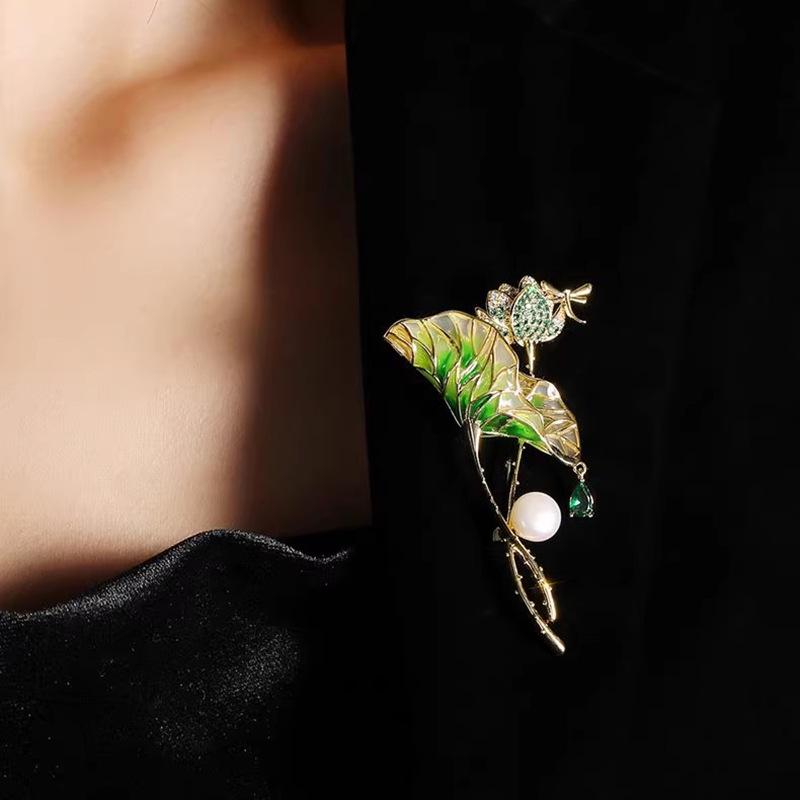 Эмалевая брошь «Лунный свет на пруду лотосов» - Элегантная булавка с дизайном лотоса для женщин