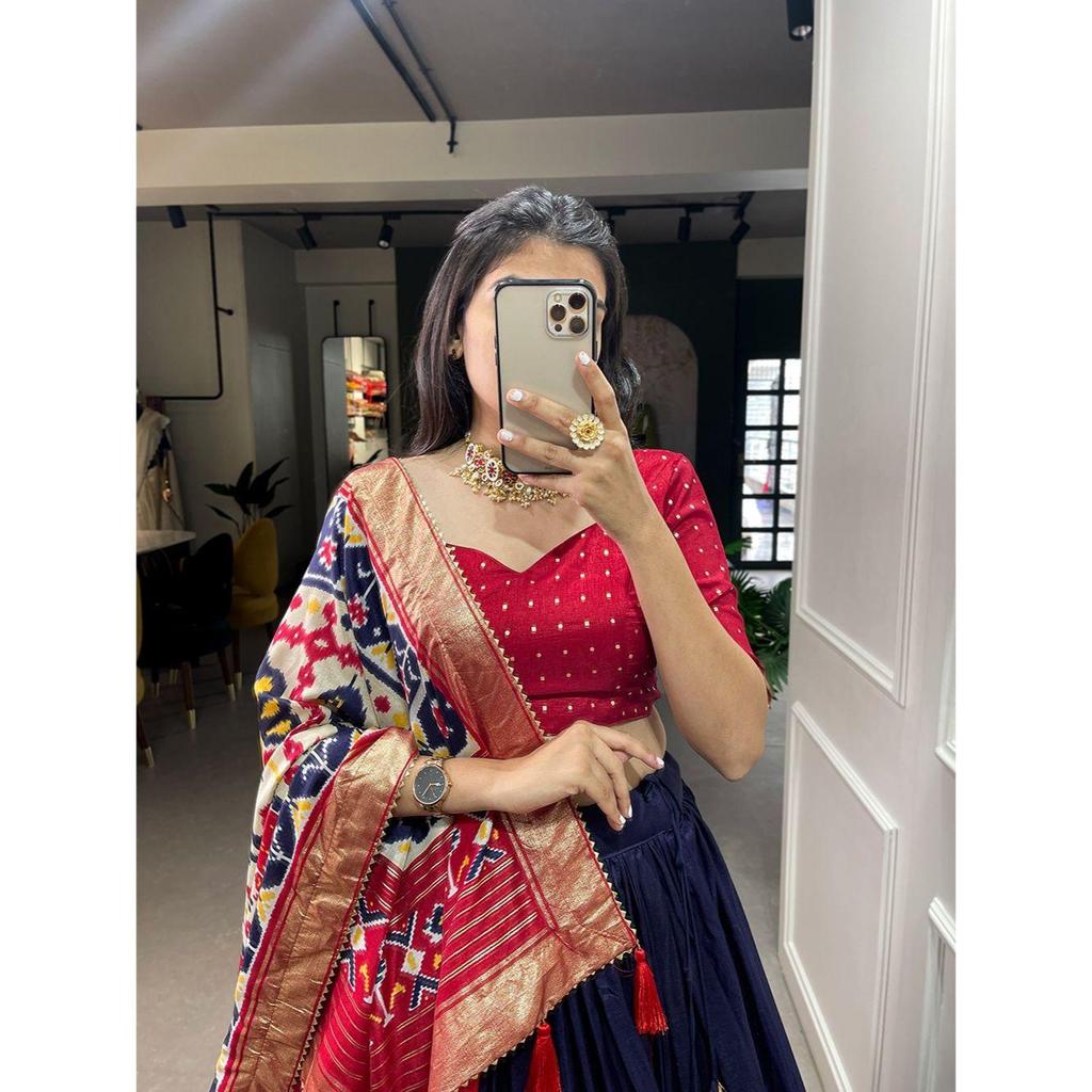 Лехенга Чоли Представляем идеально сбалансированную лехенгу из шелка туссар для праздничного сезона, чтобы очаровать ваш образ.