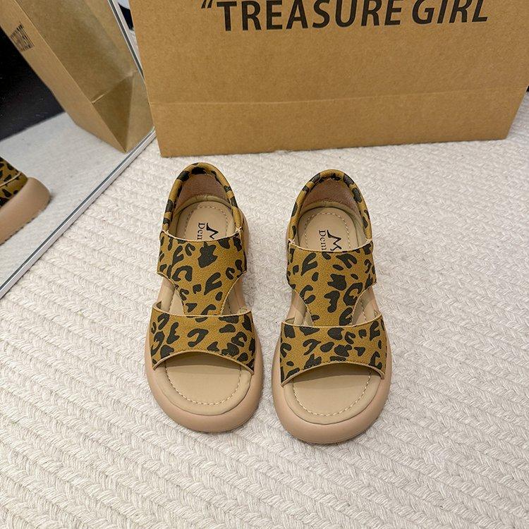 Летние 2025 босоножки с открытым носком из мягкой кожи удобные модные ретро универсальные на плоской подошве нескользящие модные повседневные туфли