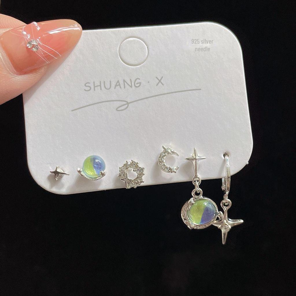 «Комплект серег «Летняя звезда и луна»: Необычный дизайн с серебряной иглой – мило и стильно для ношения на все случаи жизни.