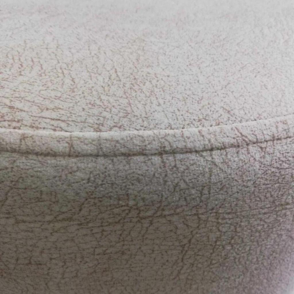 Декоративный пуф на высоких ножках