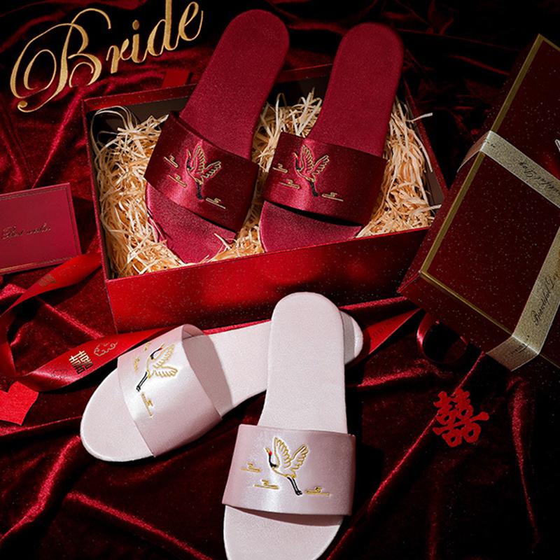 Свадебные тапочки для подружки невесты с вышивкой Свадебные шелковые красные тапочки Свадебный утренний халат невесты в сочетании с женской обувью