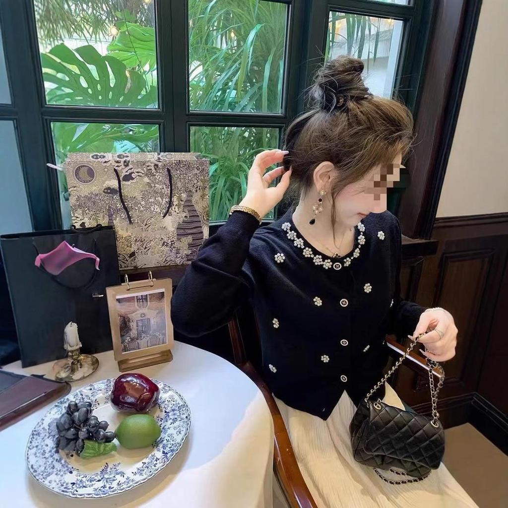 Вязаный кардиган с длинным рукавом женский приталенный мягкий эластичный свитер топ с цветочными бусинами элегантный черно-белый осенне-зимний