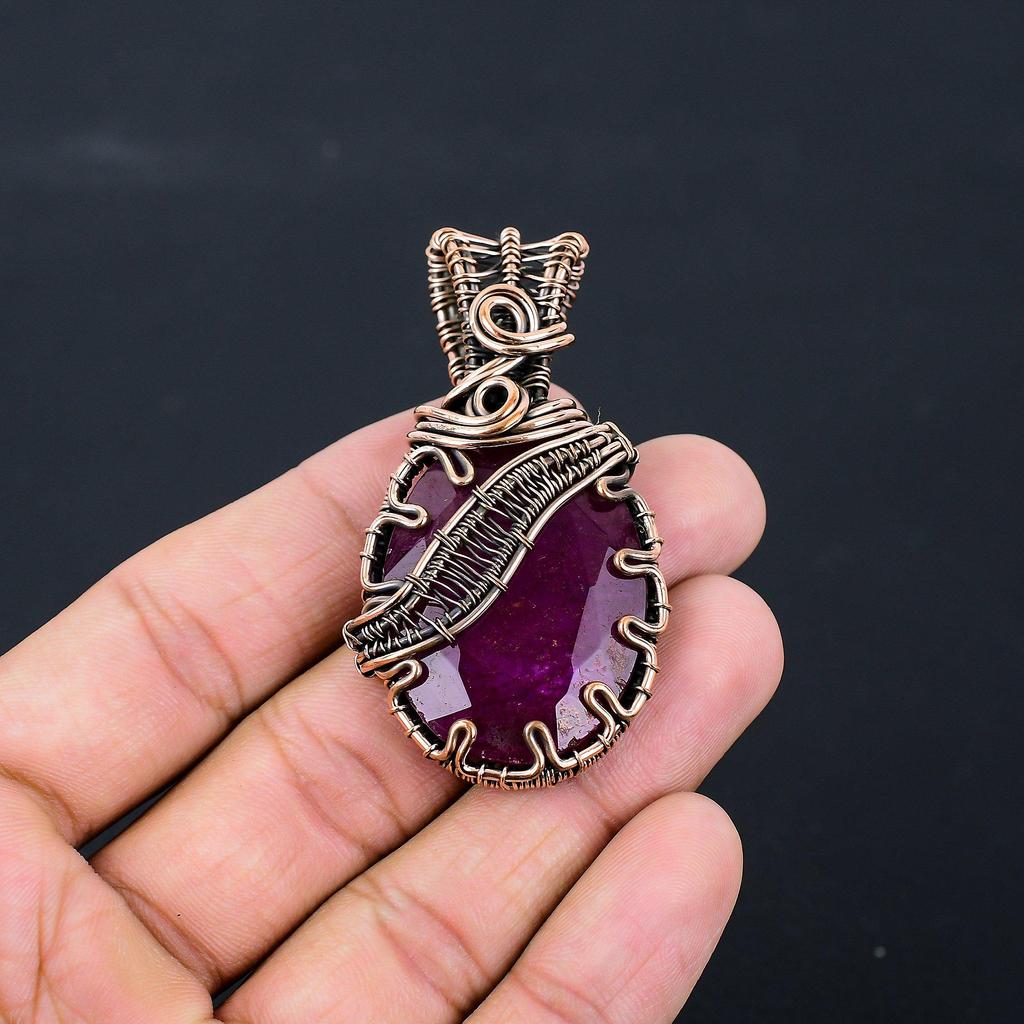 Созданный в лаборатории рубиновый драгоценный камень из чистой медной проволоки, обернутый ювелирными изделиями ручной работы