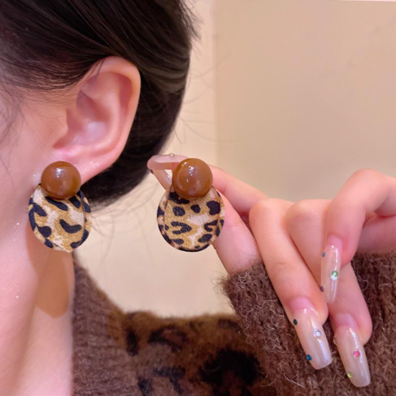 Осенние и зимние ретро серьги-гвоздики с контрастным цветом и леопардовым принтом с жемчугом, женские серьги с уникальным дизайном