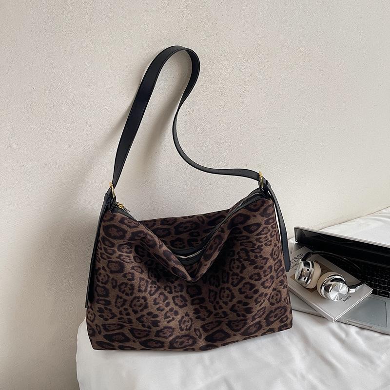 Замшевая сумка женская большой вместимости 2025 новая осенне-зимняя матовая ретро сумка-мессенджер повседневная сумка-тоут для поездок на работу