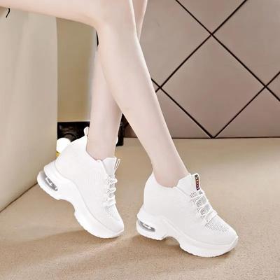 Невидимая женская обувь, увеличивающая рост, миниатюрная, весенне-летняя, повседневная летняя спортивная обувь с толстой подошвой и наклоном, дышащая