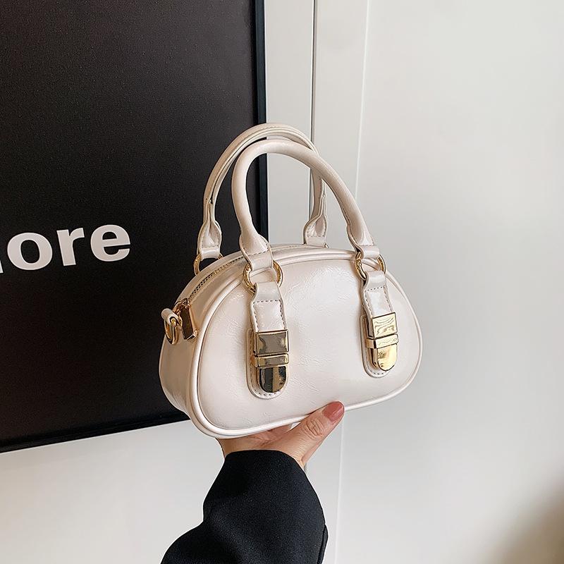 Модная серебряная женская сумка в корейском стиле, новинка 2024 года, модная маленькая кожаная сумка на плечо, повседневная роскошная женская сумка для боулинга