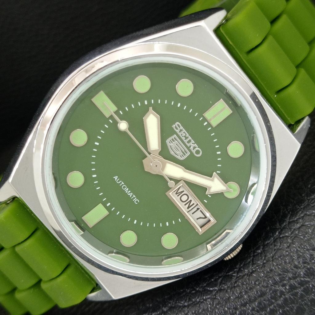 ЯПОНСКИЕ ВИНТАЖНЫЕ ОТРЕМОНТИРОВАННЫЕ АВТОМАТИЧЕСКИЕ МУЖСКИЕ ЧАСЫ SEIKO 5 С ЗЕЛЕНЫМ ЦИФЕРБЛАТОМ a444456-1