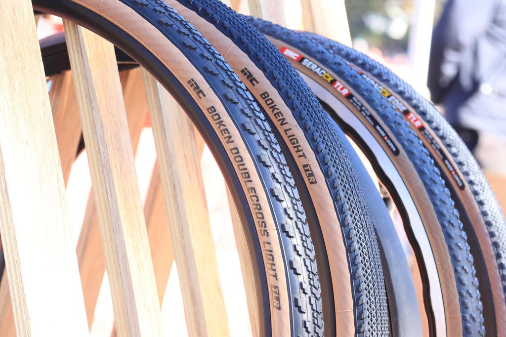 Велосипедная покрышка IRC BOKEN DOUBLECROSS LIGHT TUBELESS READY 700×42C язык