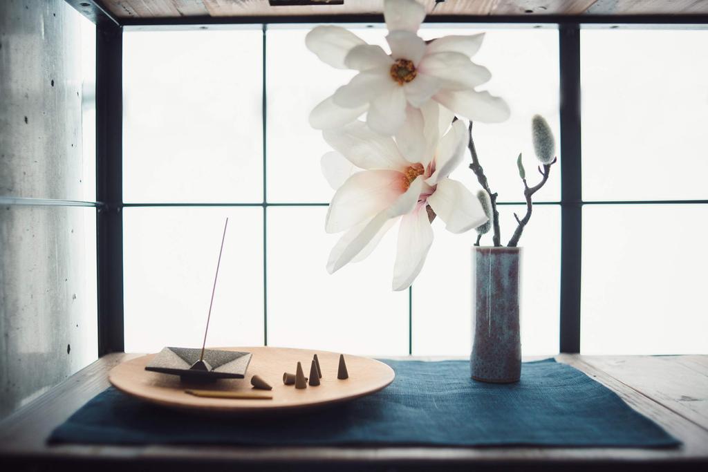 Nippon Kodo Kayuragi Rose Sticks, 40 Sticks, Incense Holder Included, White, Candle Shape, 40 Count (x 1)