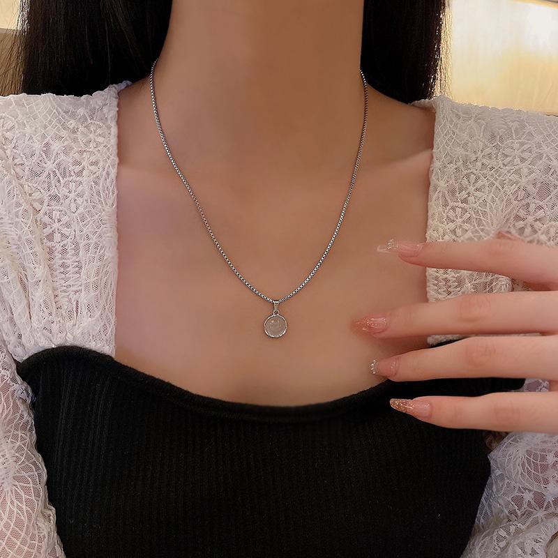 Элегантное ожерелье из титановой стали с лунным камнем: Южнокорейская роскошная ниша для женщин