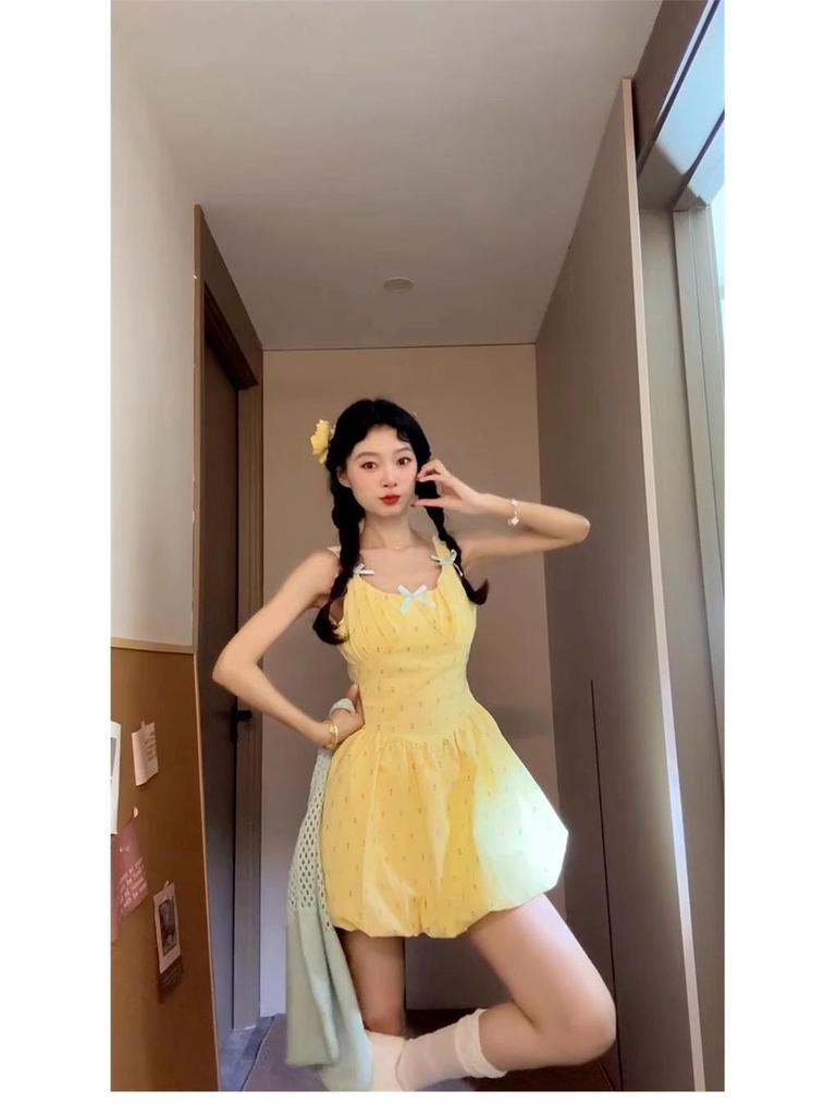 Милое маленькое желтое платье-тюльпан в горошек - на бретельках-спагетти, с приталенным силуэтом, пышной юбкой, летний стиль