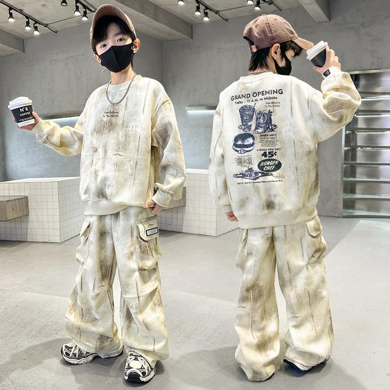 Трендовый спортивный комплект из двух частей для мальчиков на весну и осень 2025 года — стильный, красивый и модный.