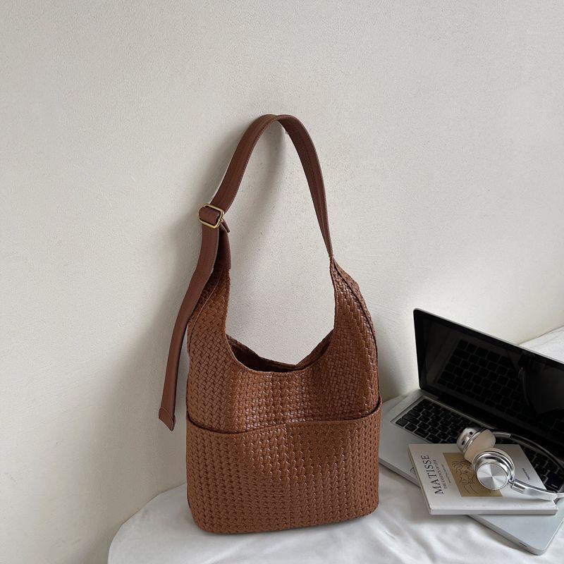 Trendy Woven Bucket Bag: 2025 Early Autumn, Large Capacity, Retro Minimalist Shoulder and Commuter Tote