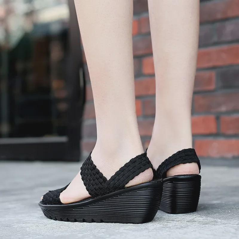 Большие легкие плетеные босоножки на танкетке с открытым носком для женщин