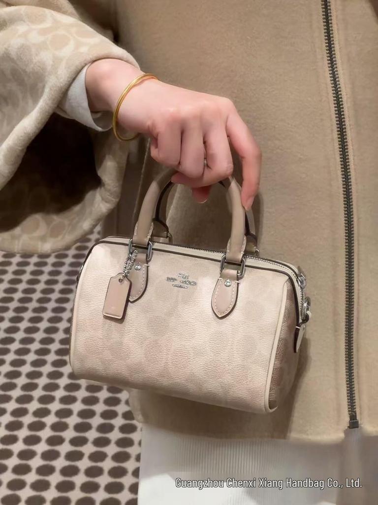 Сумка-подушка Coach Rowan Mini Boston - Классическая монограммная сумка и универсальная женская сумка через плечо/кроссбоди