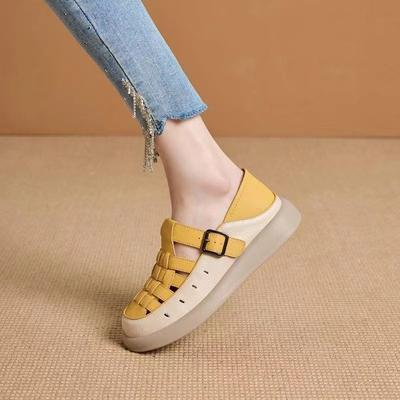 Полая сумка голова пряжка на одно слово с сандалиями женская 2025 лето новая повседневная обувь с отверстиями кожаная поверхность дышащая на плоской подошве мягкая обувь
