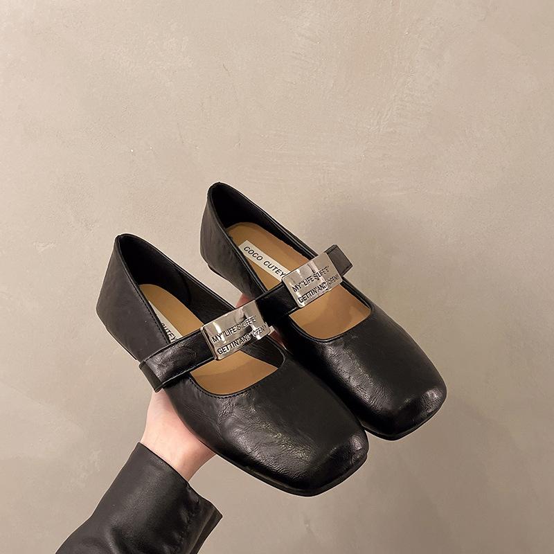 Носите сумку-педаль и полутапочки на улице весна 2025 года, новые туфли с квадратной головкой и плоским дном, темпераментные металлические декоративные туфли muller для женщин