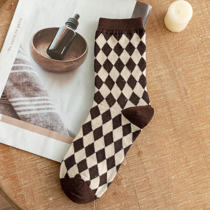 Женские носки средней длины с ретро-ромбовидным узором — осенне-зимняя коричневая серия, модный японский стиль, хлопковая смесь, цветочный дизайн.