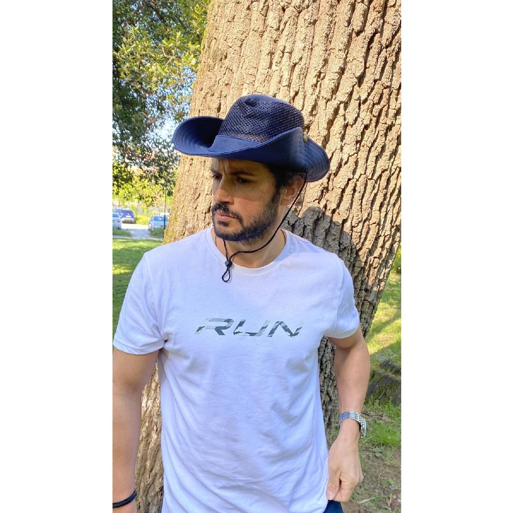 Ковбойская модель мужского пола в соломенной шляпе