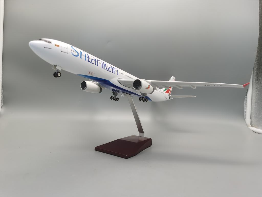 Масштаб 1:135 47см A330 SriLankan Airlines Airbus С подсветкой и колесами Литая смола Модель самолета Коллекционный Дисплей для комнаты