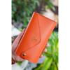 Модель оранжевого женского кошелька-конверта с отделениями для телефона и монет