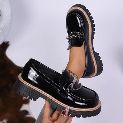 Винтажные лоферы большого размера хорошо сочетаются с однотонными туфлями на толстом каблуке и кожаной обувью на толстой подошве.