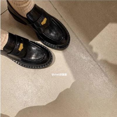 Туфли плиссированные мелкие золотые монеты толстая подошва толстый каблук ленивые лоферы одинарные туфли женские маленькие кожаные туфли