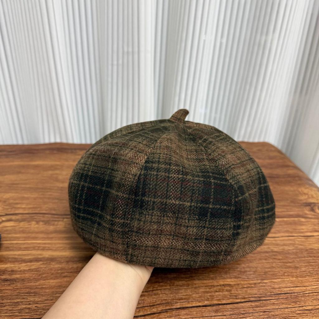 The new retro plaid beret children travel versatile in autumn and winter to modify the face shape and show the face, little painter hat tide