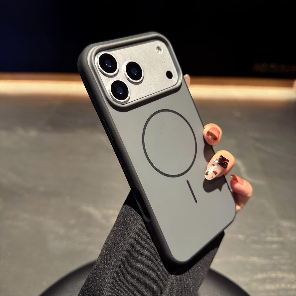The integrated button contrasts the skin feel, suitable for iPhone17promax mobile phone case, magnetic suction Apple 16 anti-drop protective case