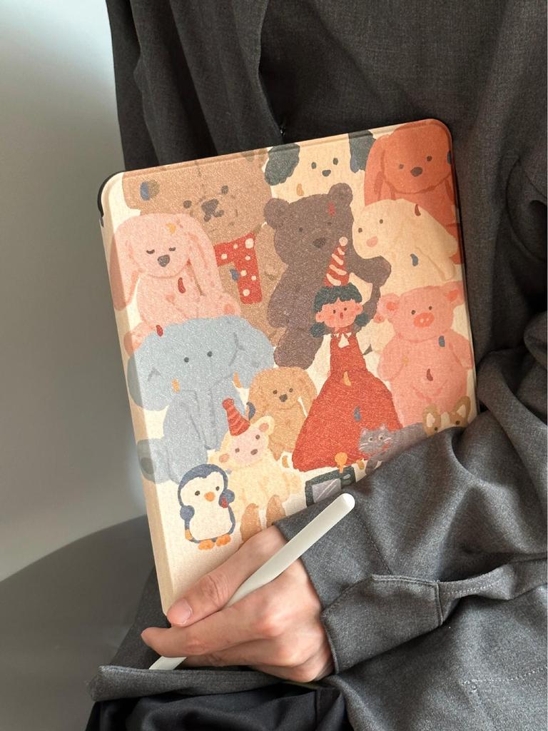 Вращающийся чехол для iPad Pro 2021 - Милый дизайн с мультяшной куклой для маленьких девочек