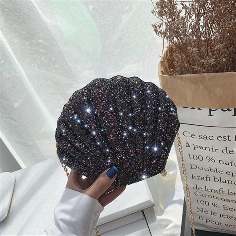 Женская сумочка в виде блестящей раковины