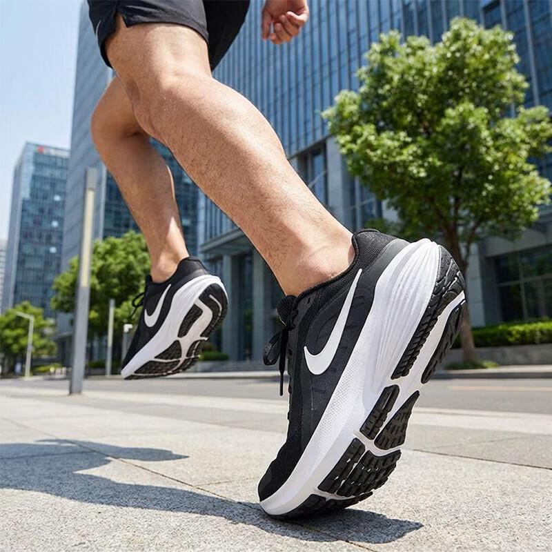 Nike Men's Downshifter 14 Running Shoes