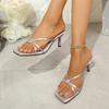 Модные милые сандалии с узким ремешком из лакированной кожи для женщин 2025 Новые летние пляжные шлепанцы с квадратным носком Женские туфельки для вечеринки на среднем каблуке Слайды