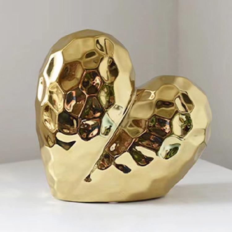 Refined Heart Shape Ceramics Statue Living Room Adornment Offering Aesthetic Appeal and Timeless Love Symbolism