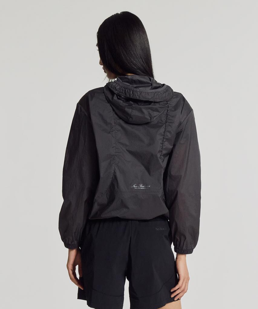 New Balance Nbnag2W522 / Женская ультралегкая тканая куртка Breezelight со сборками (Древесный уголь)