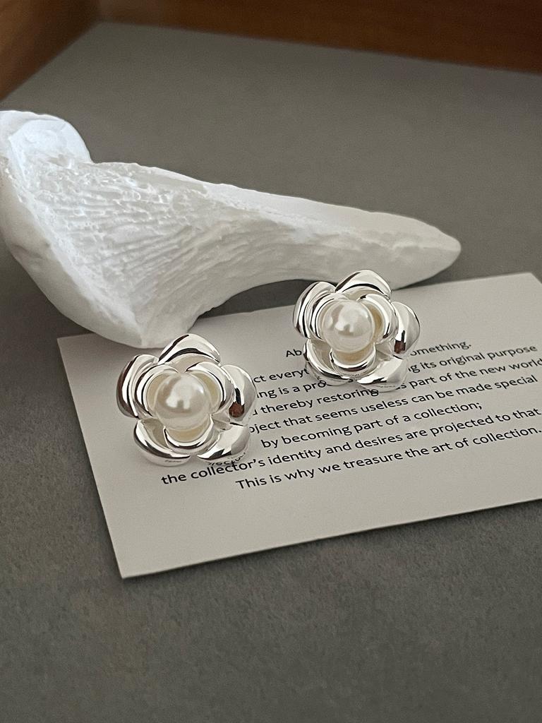 Французские ретро серьги-пусеты с жемчугом, серьги-гвоздики с камелией из серебряной иглы, темперамент леди Сяосян, новые серьги высокого класса.