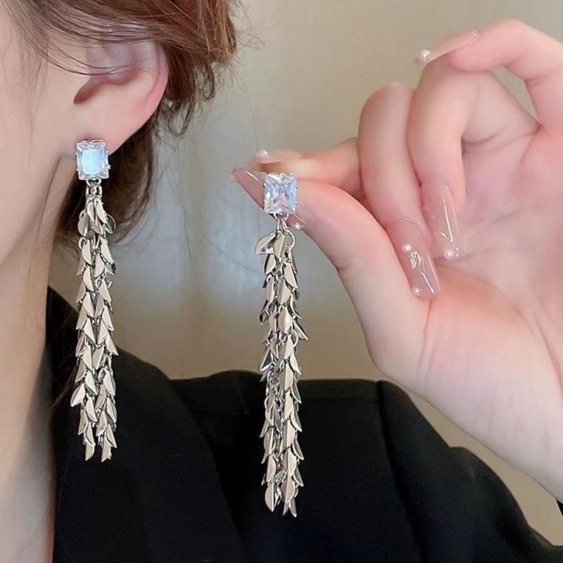 Tide Metal Fringed Earrings, High-end Temperament, Long Stud Earrings, Women's Exaggerated Earrings.