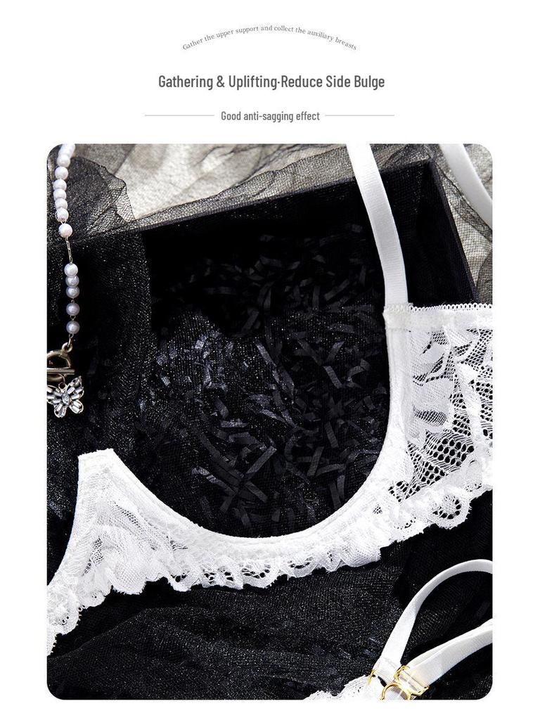 Белый кружевной комплект нижнего белья из трех частей с открытой ластовицей и бюстом и стрингами с вырезами