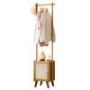 Спальня маленькая квартира пол из массива дерева с ящиками, прикроватная тумбочка, встроенная вешалка, бытовая напольная вешалка с прикроватной тумбочкой