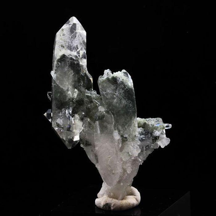 Pierres et Minéraux. Quartz + Chlorite. 92.0 ct. Vizille, Isère, France..
