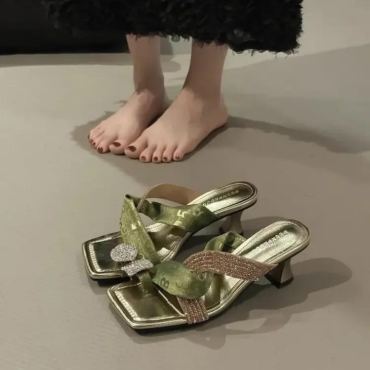 Fashion Fashionable Diamond Embellished High-End Fashion Sandals Breathable Hollow Out Design Summer New Style Versatile Slip-On Slipper