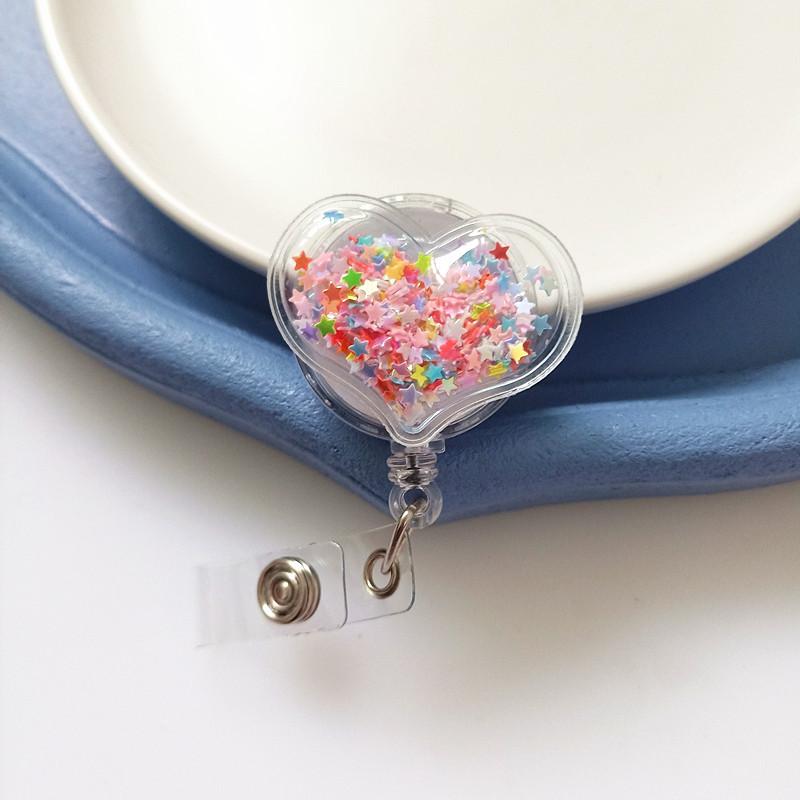 Новый стиль бейджа с мультяшной кнопкой-защелкой  Эластичная кнопка-защелка  Сердце с пересыпающимся песком  Изделие из смолы  Шнурок-держатель для ID-карты  Зажим-держатель