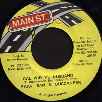 7-дюймовая пластинка PAPA SAN & BUCCANEER - Gal Wid Yu Husband НИКАКОЙ Main St. 1994 Ямайка Регги, Ска и Даб Б/У