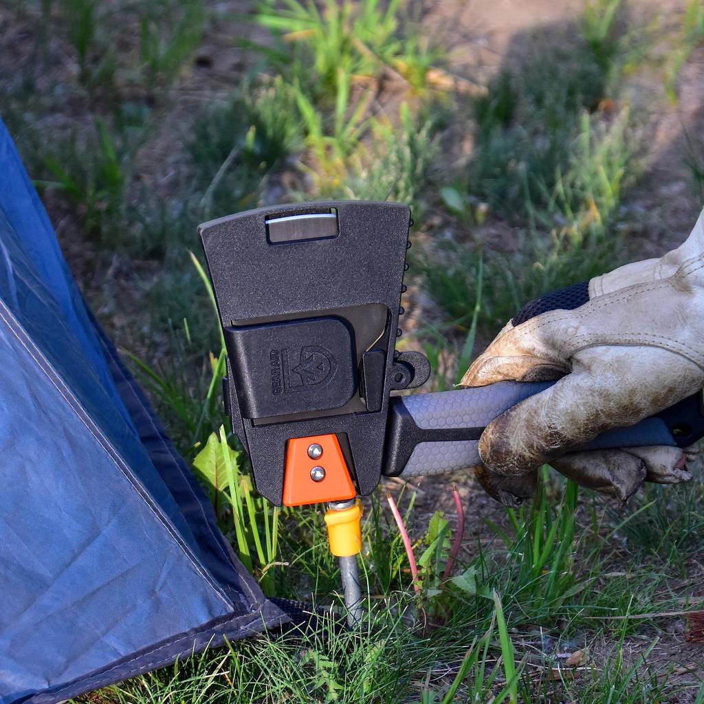 Топор-мачете GEAR AID Balta Camp: Универсальный инструмент для костра и кемпинга с защитным чехлом, молотком, резчиком для растопки и выдергивателем колышков.