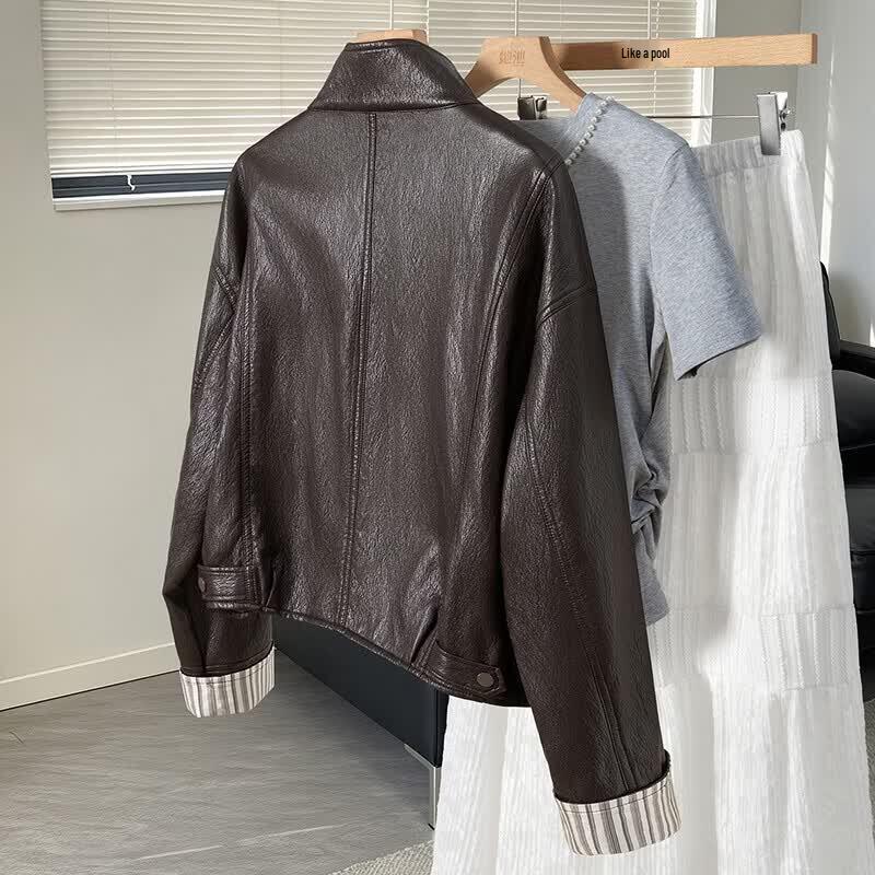 Женская куртка из искусственной кожи с воротником-стойкой и спущенной линией плеча