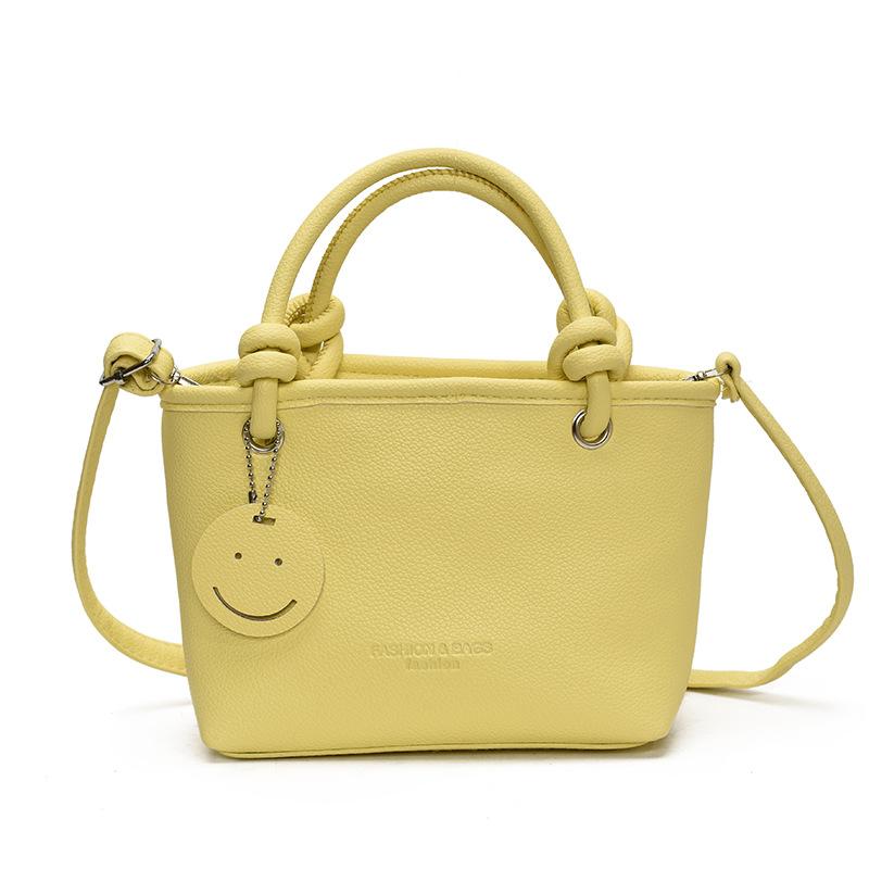 В этом году популярны маленькие сумки для женственного чувства высокого класса, переносные овощные корзины большой вместимости, сумки-ведра и женские модные плечевые м