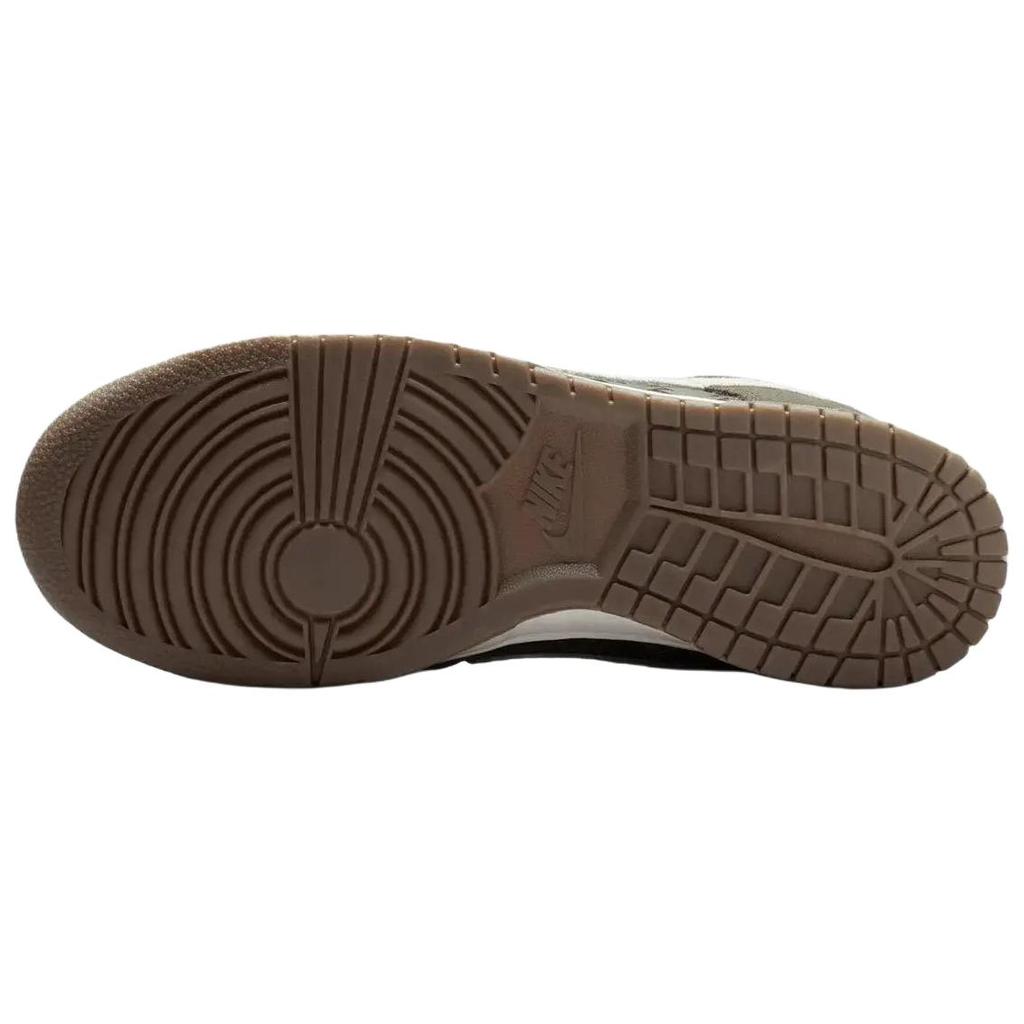 Nike Кроссовки женские Nike Dunk Low Premium SE Medium Olive Зеленые с Коричневой подошвой и Белым верхом IB6161-200