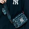 MLB Серия Monogram New York Yankees Классический принт по всей поверхности Полиэстер Сумка для камеры Унисекс Сумка через плечо Черный 3ACRS012N-50BKS